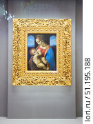 St. Petersburg, Russia - May 27, 2021: Hermitage Museum, Leonardo Da Vinci's famous painting Madonna and Child. The original. Palace interior details. Редакционное фото, фотограф Наталия Кирсанова / Фотобанк Лори