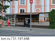 Люди покупают продукты в палатках. Редакционное фото, фотограф Лариса Вишневская / Фотобанк Лори