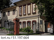 Церковная лавка.  Церковь Косьмы и Дамиана в Калуге. Редакционное фото, фотограф Лариса Вишневская / Фотобанк Лори