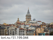 ISTANBUL, TURKEY - NOVEMBER 25, 2021: Beyoglu district from the Golden Horn Bay. Редакционное фото, фотограф Наталия Кирсанова / Фотобанк Лори