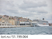 ISTANBUL, TURKEY - NOVEMBER 25, 2021: Buildings and ships in the Golden Horn Bay. The central district of the city. Редакционное фото, фотограф Наталия Кирсанова / Фотобанк Лори