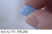 Male hand showing big blue viagra pill. Редакционное видео, видеограф Георгий Дзюра / Фотобанк Лори