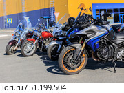 Motorcycles in the parking lot. Стоковое фото, фотограф Юрий Бизгаймер / Фотобанк Лори