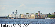 Saint PETERSBURG, Russia - May 27, 2021: Rostral columns on the spit of Vasilievsky Island. Редакционное фото, фотограф Наталия Кирсанова / Фотобанк Лори