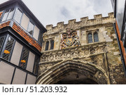 Salisbury High Street Gate to Cathedral Close. Salisbury, UK, 5 July 2024. Редакционное фото, фотограф Zydrius Tartenis / Фотобанк Лори