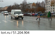 pedestrians do not give way to the ambulance in Russia. Стоковое видео, видеограф Алексей Сергеев / Фотобанк Лори