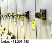 A row of metal door handles are on display.  Russia. Moscow. 24.08.25. Редакционное фото, фотограф Ярославский Максим / Фотобанк Лори