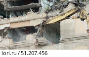 industrial demolition of an old building. Стоковое видео, видеограф Алексей Сергеев / Фотобанк Лори
