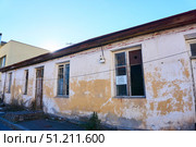 Stepantsminda, Georgia. - November 05, 2023: The old Soviet building is in poor condition. An announcement in the window in Georgian, English and Russian about the rental of premises. Редакционное фото, фотограф Наталия Кирсанова / Фотобанк Лори