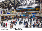 Liverpool Street Station concourse with departure board and commuters. London, UK, 7 July 2024. Редакционное фото, фотограф Zydrius Tartenis / Фотобанк Лори