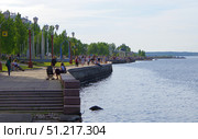 Пешеходная Онежская набережная в ясный летний вечер. Город Петрозаводск, Карельская республика (2021 год). Редакционное фото, фотограф Алексей Иванов / Фотобанк Лори