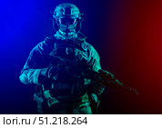 Special operations forces soldier wearing mask, armed with submachine gun, on colored background. Oleg Zabielin / Stocktrek Images/TASS. Стоковое фото, агентство ТАСС / Фотобанк Лори