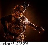 Special operations fighter wearing helmet with thermal imager, carefully moving with caution in the darkness. Oleg Zabielin / Stocktrek Images/TASS. Стоковое фото, агентство ТАСС / Фотобанк Лори