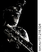 Sniper wearing face mask and helmet with thermal imager, holding rifle with optical scope. Oleg Zabielin / Stocktrek Images/TASS. Стоковое фото, агентство ТАСС / Фотобанк Лори