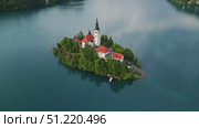 Bled lake with church on small island (2023 год). Стоковое видео, видеограф Михаил Коханчиков / Фотобанк Лори