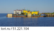 Озёрная несамоходная бункеровочная нефтеналивная станция "МН-44". Онежское озеро, Петрозаводская губа. Карелия, Петрозаводск (2021 год). Редакционное фото, фотограф Алексей Иванов / Фотобанк Лори