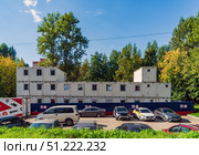 Временные строительные бытовки и автомобили на стоянке. Стоковое фото, фотограф Валерий Леонидович / Фотобанк Лори