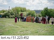 Пасхальный крестный ход с Тихвинской иконой Божией Матери к святому роднику. Храм Всемилостивого Спаса, село Стрелецкое, Красногвардейский район Белгородской области, Россия. Редакционное фото, фотограф irisff / Фотобанк Лори