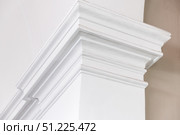 Detailed image of an intricately designed white cornice. Стоковое фото, фотограф EugeneSergeev / Фотобанк Лори