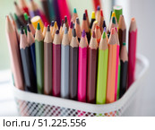Close-Up of Vibrant Collection of Colorful Colored Pencils in a pen holder. Creative Art. Colourful assortment of sharpened colored pencils for art projects, drawing, and creativity. Artist's studio. Стоковое фото, фотограф Марина Демидюк / Фотобанк Лори
