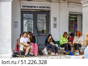 Группа подростков с планшетами занимаются рисованием в "Красных рядах" Костромы летом. Редакционное фото, фотограф Владимир Шипикин / Фотобанк Лори