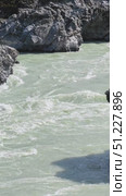 Slow motion vertical panoramic video of Altai river Katun and rapids Oroktoy Teldekpen near Oroktoysky bridge. Стоковое видео, видеограф Сергей Пристяжнюк (Serg Zastavkin) / Фотобанк Лори