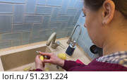 Housewife peels fresh potatoes with a knife in the kitchen. peel the skins of potatoes. Стоковое видео, видеограф Ирина Старикова / Фотобанк Лори