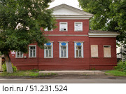 Yuryevets, Ivanovo region, Russia, July 24, 2025: Old wooden house on Soviet street. Редакционное фото, фотограф Алексей Антипов / Фотобанк Лори