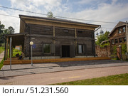 Yuryevets, Ivanovo region, Russia, July 24, 2025: Old wooden merchant's storehouse of Katyushin estate from 19th century, now modern exhibition space. Редакционное фото, фотограф Алексей Антипов / Фотобанк Лори