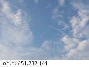 Голубое небо с облаками и конденсационным следом. Стоковое фото, фотограф Мария Сергеева / Фотобанк Лори