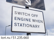 Switch Off Engine When Stationary Sign. Anti Idling Road Safety and Emissions Message. Стоковое фото, фотограф Zydrius Tartenis / Фотобанк Лори