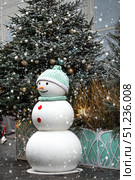 Concept of preparation and decoration for the New Year 2026. Holiday snowmen on the streets of Moscow. Christmas background with a snowman. Стоковое фото, фотограф Photojuli / Фотобанк Лори