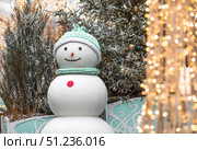 Concept of preparation and decoration for the New Year 2026. Holiday snowmen on the streets of Moscow. Christmas background with a snowman. Стоковое фото, фотограф Photojuli / Фотобанк Лори