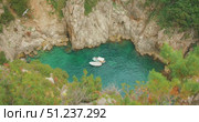 Cove with boats floating in clear emerald sea waters near rocky cliffs of Capri, Italy. Стоковое видео, видеограф Ольга Сухарева / Фотобанк Лори