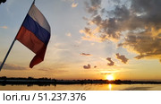 Флаг России на фоне заката. Стоковое видео, видеограф Мария Сергеева / Фотобанк Лори
