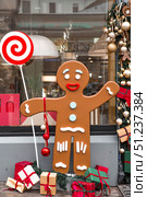 Christmas gingerbread with lollipops at the entrance to the cafe. Delicious gingerbread in the street decoration. Decoration and decor of the streets of Moscow. Christmas postcard 2026. Стоковое фото, фотограф Photojuli / Фотобанк Лори