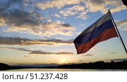 Флаг России на фоне заката на реке Оке. Стоковое видео, видеограф Мария Сергеева / Фотобанк Лори