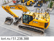 JCB Tracked hydraulic excavator with bucket, heavy construction machinery. London, UK, 14 July 2024. Редакционное фото, фотограф Zydrius Tartenis / Фотобанк Лори