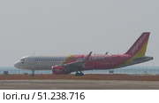 Thai VietJet Air taxiing after landing. Редакционное видео, видеограф Игорь Жоров / Фотобанк Лори