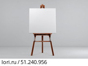 Blank white canvas on an easel on a wooden stand, a mock-up on a neutral background. Empty space for text or design. Web banner. Landscape artist easel painter, stand, frame. Sign Painting Mockup. Стоковое фото, фотограф Марина Демидюк / Фотобанк Лори