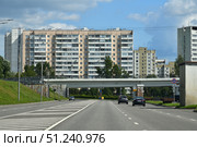 Moscow, Russia - Aug 10. 2025. Savelkinsky proezd and overground pedestrian crossing in Zelenograd. Редакционное фото, фотограф Володина Ольга / Фотобанк Лори