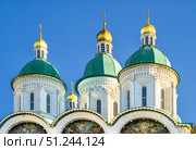 Купола и крыши храмов кремля г. Астрахани на фоне голубого неба. (2023 год). Редакционное фото, фотограф Андреева Тамара Викторовна / Фотобанк Лори