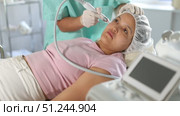 By employing Hydrogen Oxygen Hydrating attachment, cosmetic doctor provides client with innovative and effective method to preserve natural beauty and freshness of her face. Стоковое видео, видеограф Яков Филимонов / Фотобанк Лори