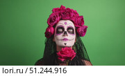 Girl With Sugar Skull Makeup and Pink Roses for Day of the Dead Holiday. Стоковое видео, видеограф Ольга Коваленко / Фотобанк Лори