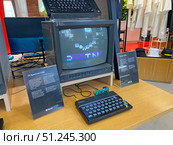 Персональный компьютер ZX Spectrum 128K и монитор с видеоигрой "Bomber". Экспонаты "Яндекс Музея", Москва (2024 год). Редакционное фото, фотограф Мария Кылосова / Фотобанк Лори