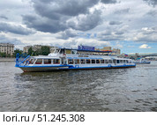 Теплоход "Алина Прима" движется по Москве-реке вдоль Фрунзенской набережной, Москва (2024 год). Редакционное фото, фотограф Мария Кылосова / Фотобанк Лори