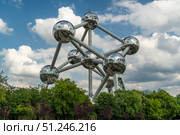Atomium Landmark Modernist Building in Brussels, Belgium. Редакционное фото, фотограф Максим Забаровский / Фотобанк Лори