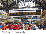 Liverpool Street Station Concourse with Departure Board and Commuter Crowd. London, UK, 27 July 2024. Редакционное фото, фотограф Zydrius Tartenis / Фотобанк Лори