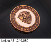 Vintage Jaguar Cars Ltd Emblem Close-up (2024 год). Редакционное фото, фотограф Sergakoff / Фотобанк Лори