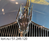 Vintage Chrysler Airstream Super Eight C8 Deluxe Car (1936) Hood Ornament and Chrome Grille Detail (2024 год). Редакционное фото, фотограф Sergakoff / Фотобанк Лори